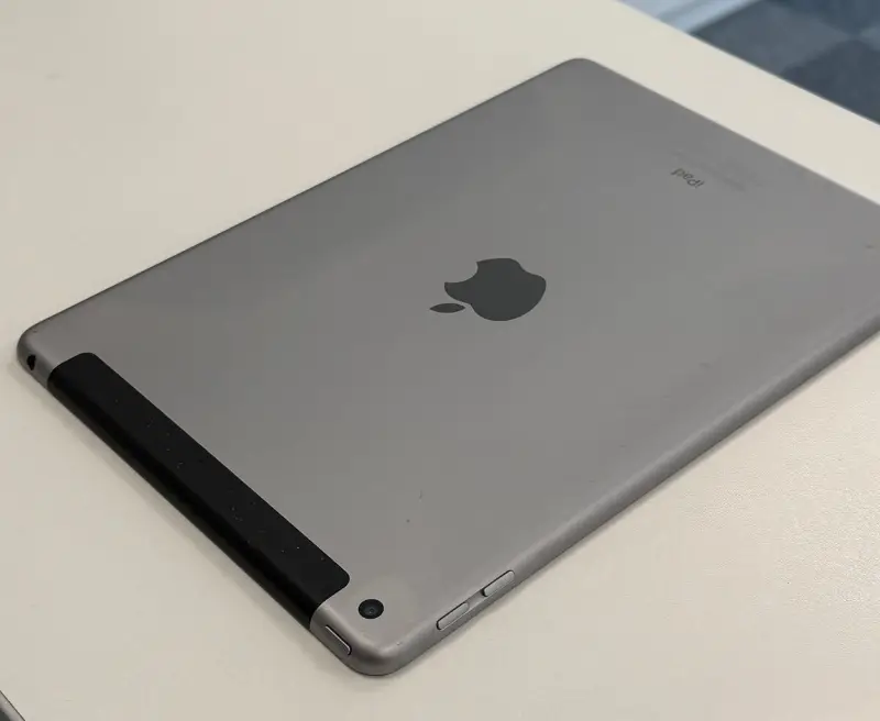 iPad 5 128GB Vesmírně šedá
